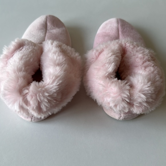 dearfoams Shoes - Dearfoams Company faux fur pink booties/slippers